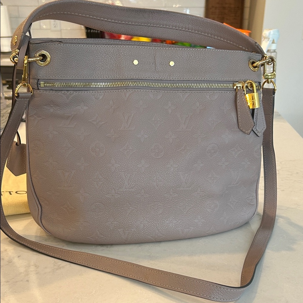 VG Condition- 💯 Authentic Louis Vuitton Gray/Taupe Shoulder Bag